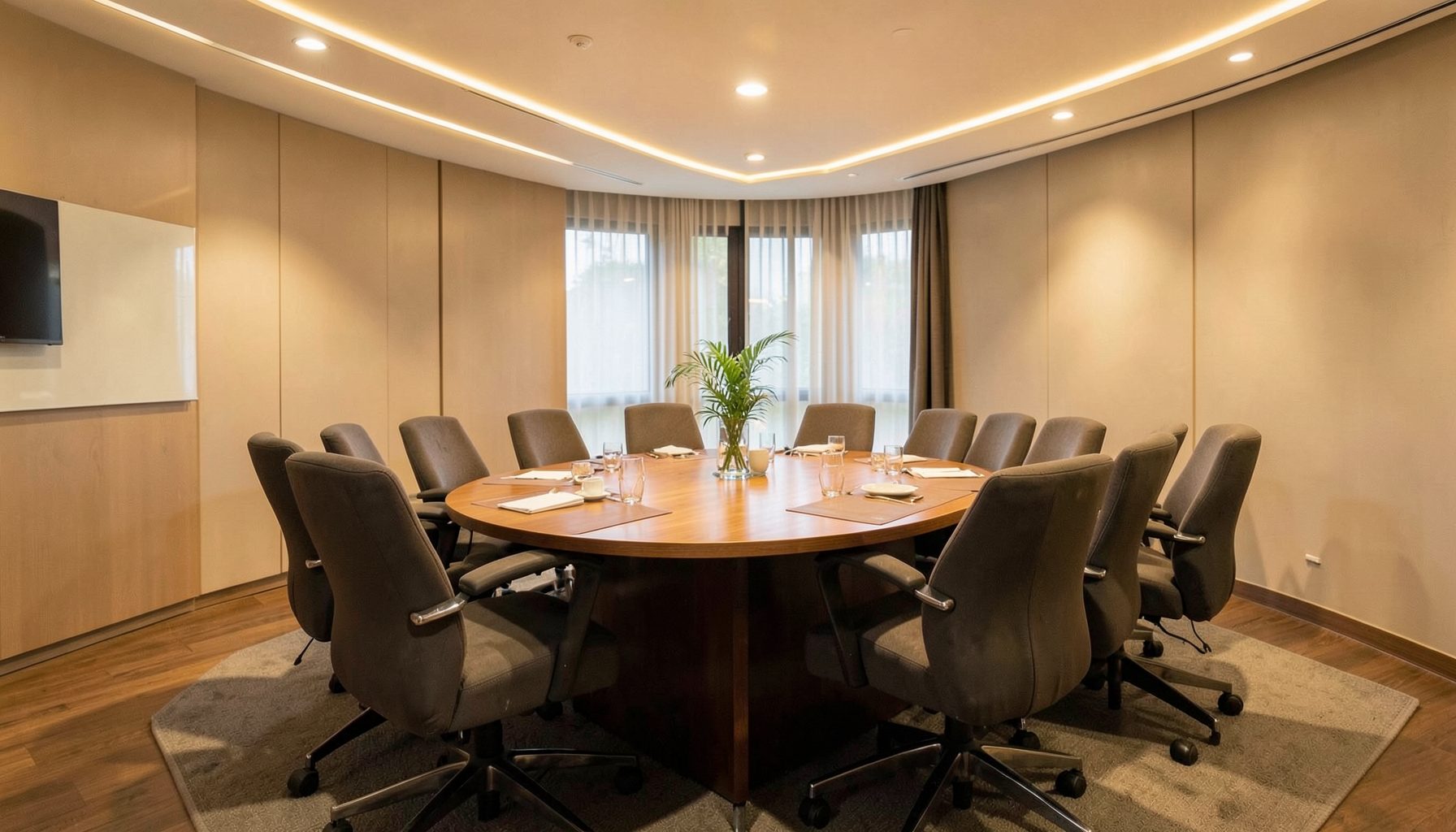 Salle de réunion lumineuse avec tables disposées en configuration conférence, chaises rembourrées, éclairage tamisé et ambiance professionnelle chaleureuse